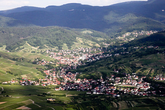 Schwarzwald Ortsansicht der Straßen und Häuser der Wohngebiete im Ortsteil Altschweier in Bühl im Bundesland Baden-Württemberg, Deutschland