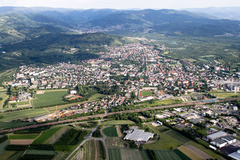 Gewerbegebiet und Firmenansiedlung an der B3 und Ortsansicht in Achern im Bundesland Baden-Württemberg, Deutschland