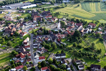 Kirchengebäude im Dorfkern im Ortsteil Sand in Willstätt im Bundesland Baden-Württemberg, Deutschland