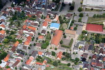 Schrägluftbild von Ortsteil Kirrlach in Waghäusel im Bundesland Baden-Württemberg, Deutschland