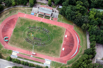 Schüler der IGS stellen "Schule ohne Rassismus" im Stadion dar in Kandel im Bundesland Rheinland-Pfalz, Deutschland