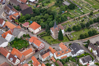 Protest. Kirche Winden und Friedhof im Bundesland Rheinland-Pfalz, Deutschland