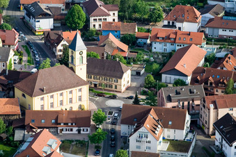 Kirchengebäude der Weinbrennerkirche Langensteinbach im Altstadt- Zentrum der Innenstadt im Ortsteil Langensteinbach in Karlsbad im Bundesland Baden-Württemberg, Deutschland