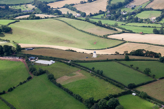 Ehemalige Windmühle am Rand von bestellten Feldern in North Whilborough in England in Newton Abbot, Vereinigtes Königreich