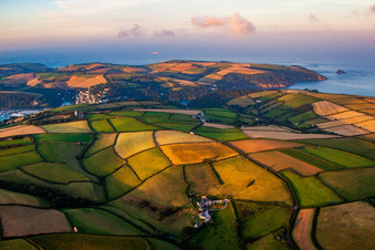 Felder vor dem Meeres- Küstenbereich der Mündung des Dart in Dartmouth in England, Vereinigtes Königreich