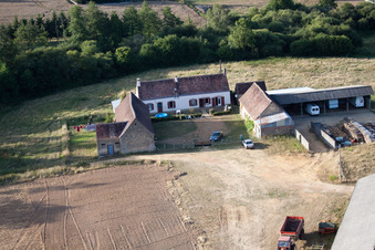 Semur-en-Vallon im Bundesland Sarthe, Frankreich aus der Luft betrachtet