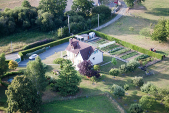 Drohnenaufname von Semur-en-Vallon im Bundesland Sarthe, Frankreich