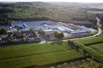 Drohnenbild von Semur-en-Vallon im Bundesland Sarthe, Frankreich