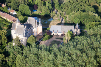 Semur-en-Vallon im Bundesland Sarthe, Frankreich von einer Drohne aus