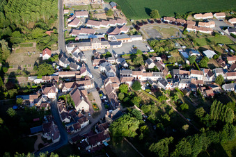 Semur-en-Vallon im Bundesland Sarthe, Frankreich von der Drohne aus gesehen