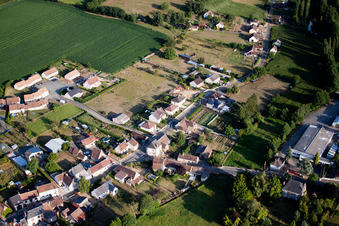 Luftaufnahme von Semur-en-Vallon im Bundesland Sarthe, Frankreich