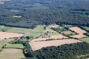 Drohnenaufname von Semur-en-Vallon im Bundesland Sarthe, Frankreich