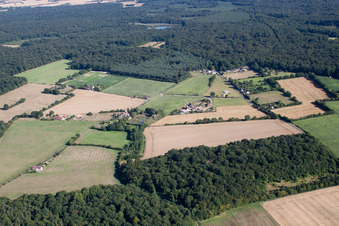Drohnenbild von Semur-en-Vallon im Bundesland Sarthe, Frankreich
