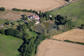 Semur-en-Vallon im Bundesland Sarthe, Frankreich von einer Drohne aus