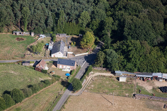 Semur-en-Vallon im Bundesland Sarthe, Frankreich von der Drohne aus gesehen
