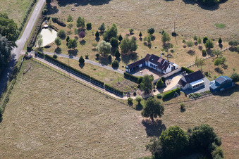 Semur-en-Vallon im Bundesland Sarthe, Frankreich von oben