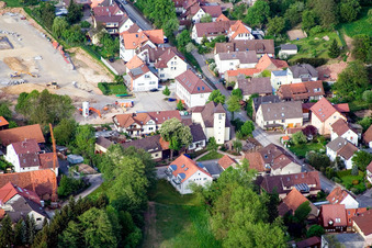 Kirche und Rathaus im Ortsteil Auerbach in Karlsbad im Bundesland Baden-Württemberg, Deutschland