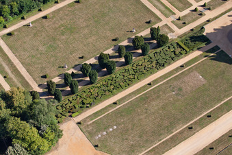 Gebäudekomplex im Schloßpark von Schloß Le Domaine de la Pierre in Coudrecieux im Bundesland Sarthe, Frankreich