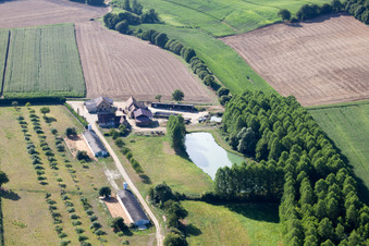 Drohnenaufname von Coudrecieux im Bundesland Sarthe, Frankreich