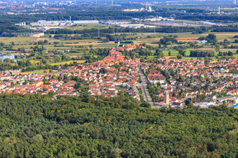 Maximilianstraße von Nordwesten in Jockgrim im Bundesland Rheinland-Pfalz, Deutschland