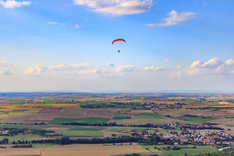 Gleitschirm über Dorf in Ebertsheim im Bundesland Rheinland-Pfalz, Deutschland