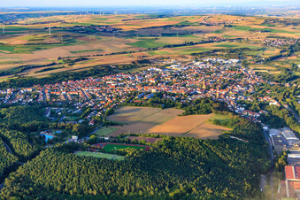 Ortsansicht von Südwesten im Ortsteil Steinborn in Eisenberg im Bundesland Rheinland-Pfalz, Deutschland