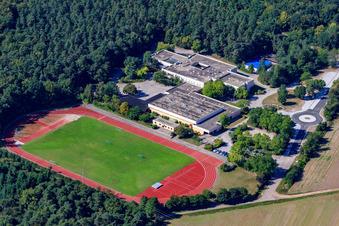 Luftaufnahme von Römerbadschule, Sporthalle und -Platz Römerbad in Rheinzabern im Bundesland Rheinland-Pfalz, Deutschland