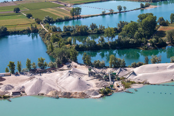 Gelände und Abraum- Flächen des Kies- Tagebau Kieswerk Wolf - Markus Wolf Kieswerk und Transporte Am Wolfsberg im Ortsteil Hardtwald in Leimersheim im Bundesland Rheinland-Pfalz, Deutschland