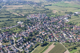 Dorf - Ansicht am Rande von landwirtschaftlichen Feldern und Nutzflächen in Windschläg in Offenburg im Bundesland Baden-Württemberg, Deutschland