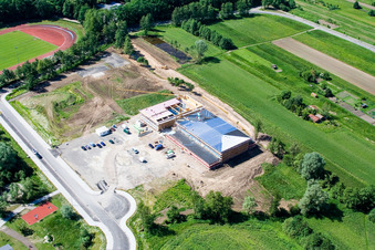 Schrägluftbild von Baustelle Mehrzweckhalle Bienwaldhalle in Kandel im Bundesland Rheinland-Pfalz, Deutschland