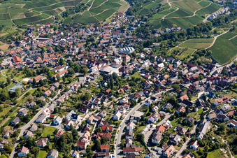 Dorf - Ansicht am Rande von Weinbergen in Zell-Weierbach in Offenburg im Bundesland Baden-Württemberg, Deutschland