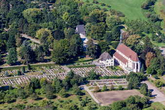 Grabreihen auf dem Gelände des Friedhofes der Weingartenkirche in Zell-Weierbach in Offenburg im Bundesland Baden-Württemberg, Deutschland