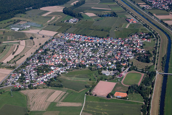 Ortsansicht der Straßen und Häuser der Wohngebiete im Ortsteil Weier an der Kinzig in Offenburg im Bundesland Baden-Württemberg, Deutschland