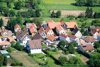 Luftaufnahme von Brehmstraße von Süden im Ortsteil Minderslachen in Kandel im Bundesland Rheinland-Pfalz, Deutschland