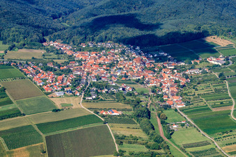 Winzerort an der Pfälzer Weinstraße von Südosten in Oberotterbach im Bundesland Rheinland-Pfalz, Deutschland