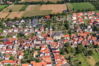 Kirche von Süden im Ortsteil Schaidt in Wörth am Rhein im Bundesland Rheinland-Pfalz, Deutschland