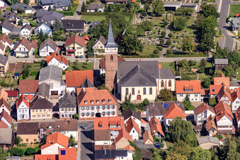 Kirche und Friedhof von Süden im Ortsteil Schaidt in Wörth am Rhein im Bundesland Rheinland-Pfalz, Deutschland