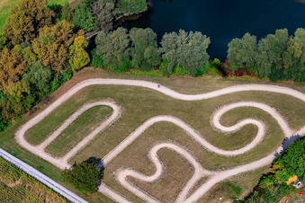 Schrägluftbild von Seehof (Maislabyrinth) in Leimersheim im Bundesland Rheinland-Pfalz, Deutschland