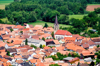 Schrägluftbild von Kirche St. Martin in Steinweiler im Bundesland Rheinland-Pfalz, Deutschland