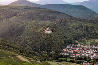 Burg Landeck in Klingenmünster im Bundesland Rheinland-Pfalz, Deutschland aus der Vogelperspektive