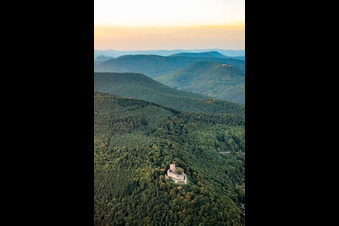 Burg Landeck bei Sonnenuntergang in Klingenmünster im Bundesland Rheinland-Pfalz, Deutschland