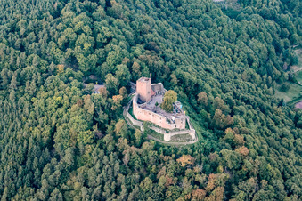 Drohnenaufname von Burg Landeck in Klingenmünster im Bundesland Rheinland-Pfalz, Deutschland