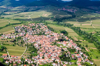 Ortsansicht der Straßen und Häuser der Wohngebiete im Ortsteil Arzheim in Landau in der Pfalz im Bundesland Rheinland-Pfalz, Deutschland