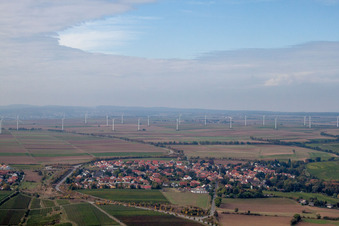 Windenergieanlagen ( WEA ) - Windrad- auf einem Feld in Ober-Flörsheim im Bundesland Rheinland-Pfalz, Deutschland