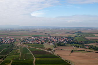Windenergieanlagen ( WEA ) auf einem Feld im Ortsteil Hangen - Weisheim in Hangen-Weisheim in Eppelsheim im Bundesland Rheinland-Pfalz, Deutschland