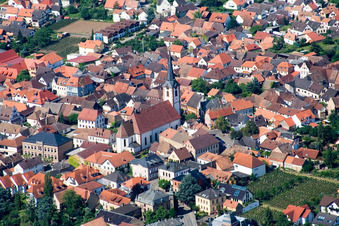 Kirche St. Kosmas und Damian in Maikammer im Bundesland Rheinland-Pfalz, Deutschland