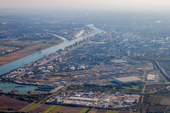 Luftbild von Gebäude und Produktionshallen auf dem Werksgelände des Chemieproduzenten BASF (Tor 15 im Norden am Güterbahnhof) in Ludwigshafen am Rhein im Bundesland Rheinland-Pfalz, Deutschland