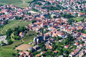Zwei Kirchengebäude im Dorfkern in Maikammer in Edenkoben im Bundesland Rheinland-Pfalz, Deutschland