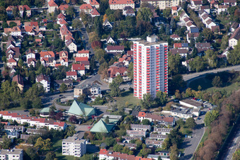 Hochhaus- Gebäude im Wohngebiet Carl-Bosch-Ring und Lutherkirche in Frankenthal (Pfalz) im Bundesland Rheinland-Pfalz, Deutschland