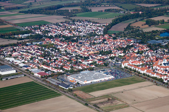 Ortsansicht der Straßen und Häuser der Wohngebiete in Bobenheim-Roxheim im Bundesland Rheinland-Pfalz, Deutschland